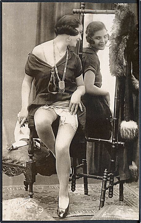 Erotisk postkort. Kvinde kigger i spejlet over skulderen. Nytryk Stampa PR no. 281.     