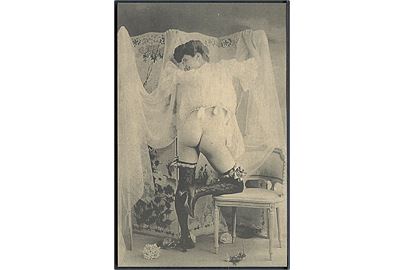 Erotik. Kvinde iført knæstrømper og bluse. U/no. Nytryk. 