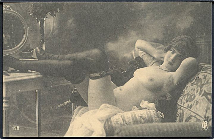 Erotik. Nøgen kvinde sidder i sofa, med benene på bordet. No. 198. Nytryk. 