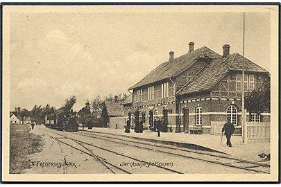 Frederiksværk. Jernbanestationen med Tog. Stenders no. 8001. 
