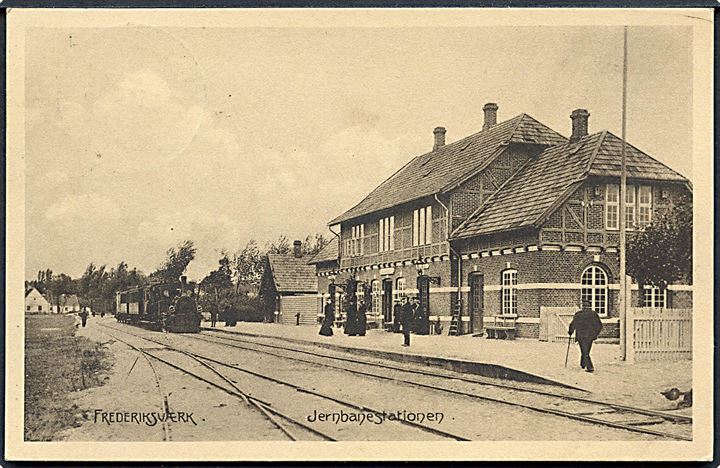 Frederiksværk. Jernbanestationen med Tog. Stenders no. 8001. 