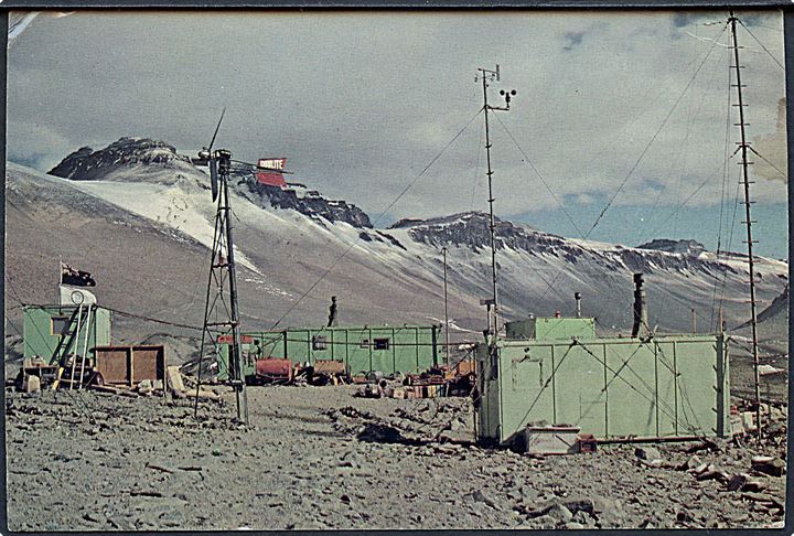 5 c. og 18 c. på brevkort (Vanda Station) dateret McMurdo d. 21.1.1978 og annulleret Scott Base Ross Dependency d. 23.1.1978 til Gentofte, Danmark. Interessant meddelelse fra dansker Medens vi venter på at flyet bliver repareret, er der lige tid til at sende en sidste hernede fra..... 