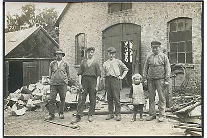 Arbejdsmænd og barn foran bygning. Sted ukendt. Fotokort u/no. 