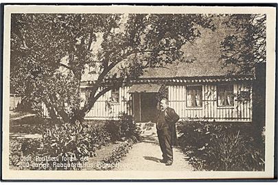 Fredensborg. Olaf Poulsen foran det 200-aarige Raagaardshus i hans have. Stenders u/no. 