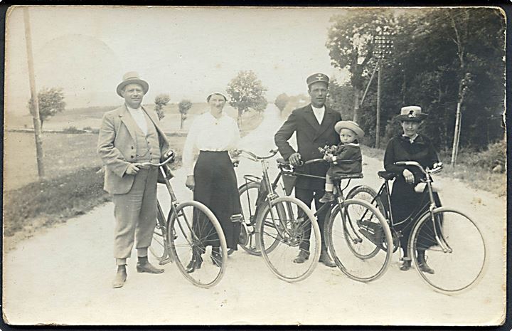 Mennesker med deres cykler. Den ene er DSB mand. Fotokort u/no. 