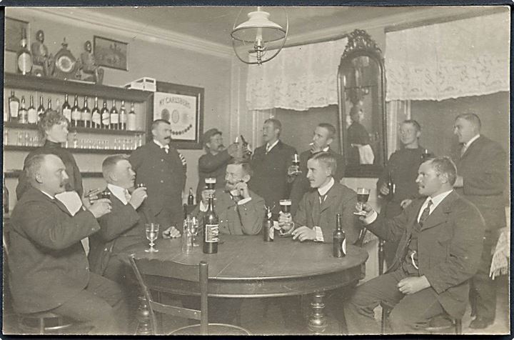 Øl drikkende mænd. Sted ukendt. Fotokort u/no. 