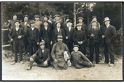 Visborggaard 1917 med mænd/drenge. Fotokort u/no. 
