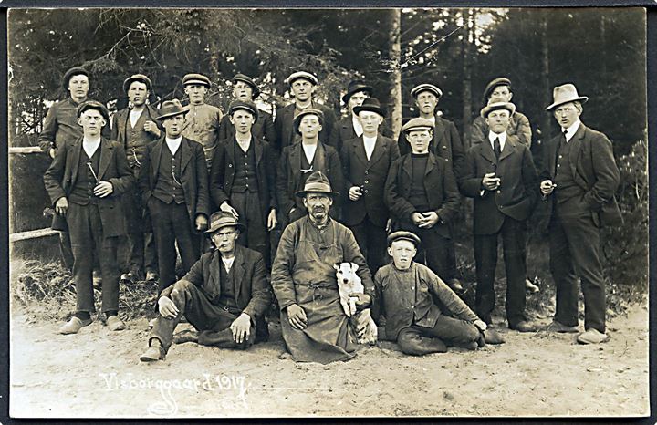 Visborggaard 1917 med mænd/drenge. Fotokort u/no. 