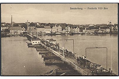 Sønderborg. Frederik VII's Bro. Mølle ses i baggrunden. Forlag Chr. Qvist no. 71 U. 
