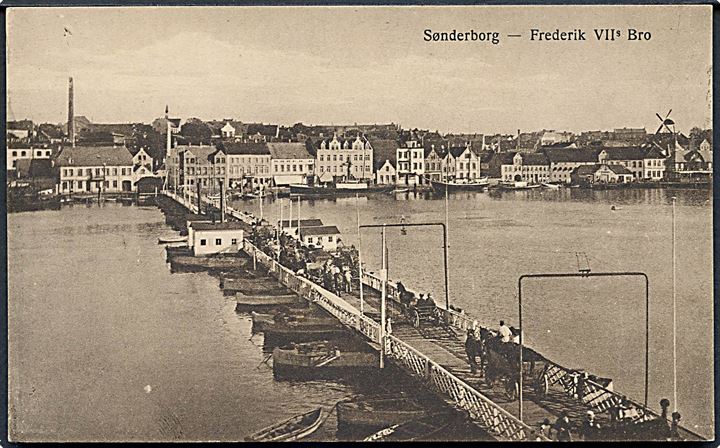 Sønderborg. Frederik VII's Bro. Mølle ses i baggrunden. Forlag Chr. Qvist no. 71 U. 