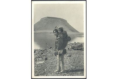 Eskimokvinde med barn fra Thule. Tryksags-reklamekort for mindeudgave af Knud Rasmusens værker. Egmont H. Petersen u/no.