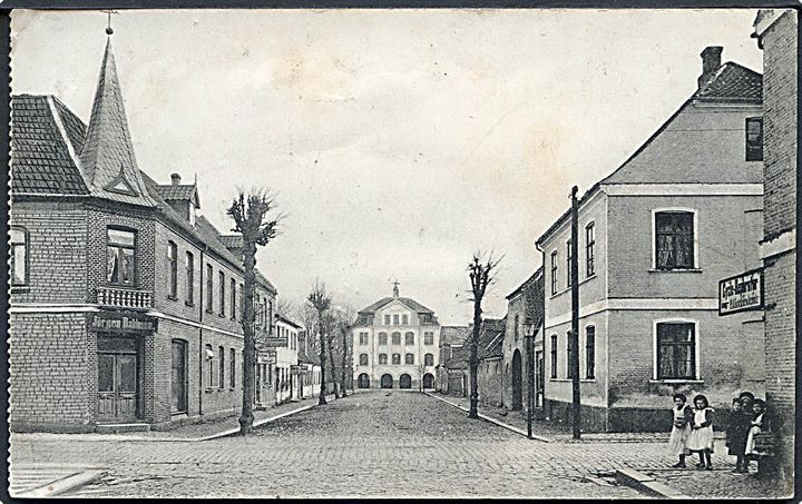 Christiansfeld, hj. af Museumsgade og Kongensgade med Brødremenighedens museum og brandstation i baggrunden. No. 14264.
