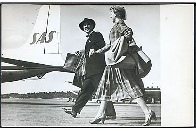 Passagerer går ombord på SAS maskine. Fotokort u/no. Anvendt i Amsterdam 1956.