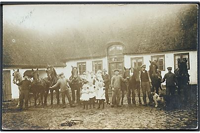 Familie og heste foran gården. Sted ukendt. Anvendt i Høng. Fotokort u/no. 