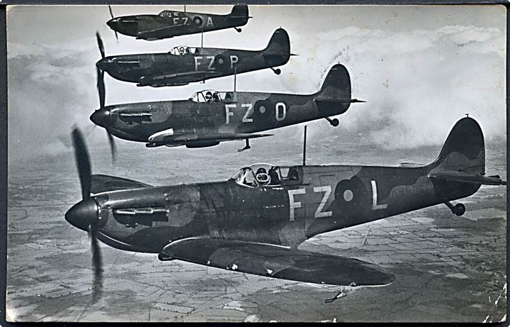 Supermarine Spitfire fra Royal Air Force i formation. U/no.