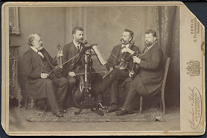 Joachim-kvartetten, tysk kammermusik kvartet under ledelse af Dr. Joseph Joachim (1831-1907) med Robert Hausmann (1852-1909), Emanuel Wirth og Professor Carl Halir. Fotograf Loescher & Petsch, Berlin. Har været opklæbet.