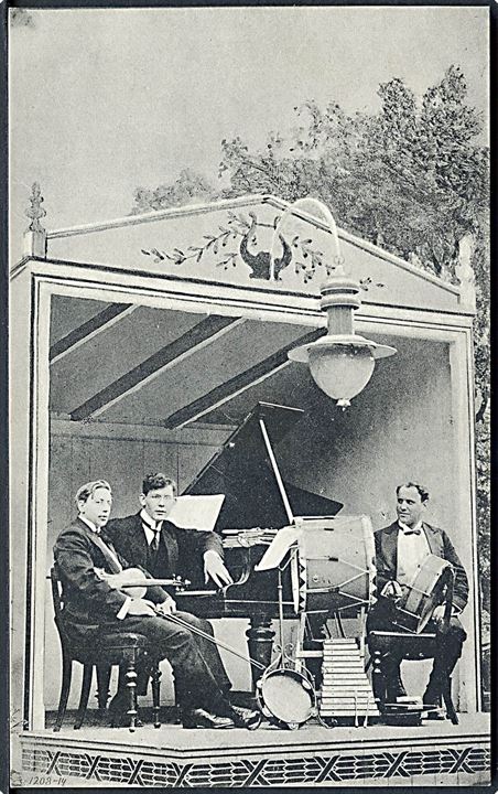 Orkester i pavillon. Sted ukendt. Fot. I. K. Petersen, Esromgade 6 A. No. 1208-14. 