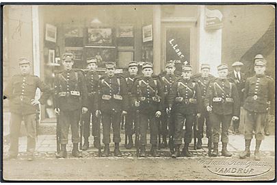 Soldater fra 12. Battalion ved Glarmester L. Larsen's forretning. Fotograf G. Rentzmann, Vamdrup.