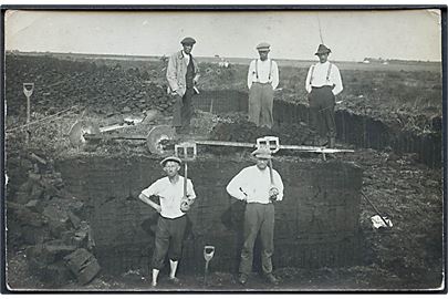 Tørvearbejdere. Fotokort u/no. Anvendt fra Kolding 1917.
