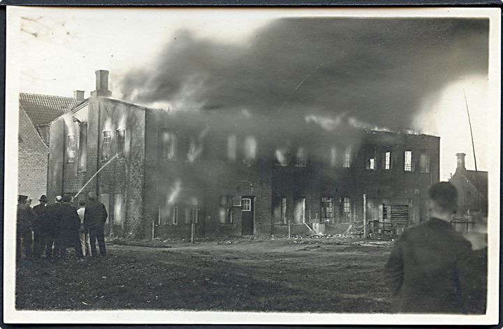 Fabriksbygning i brand. På bagsiden noteret St. Vinderup 3/12-1929. Fotokort u/no.