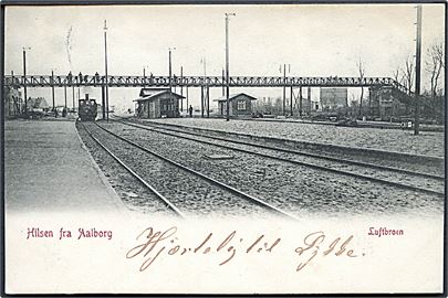 Aalborg, Jernbaneterrain med luftbroen og damplokomotiv. A. Vincent no. 592.