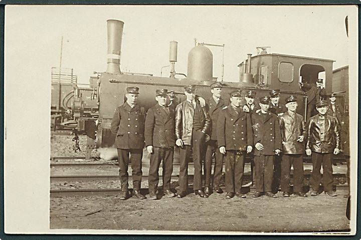 DSB personale ved damplokomotiv. Fotokort u/no.