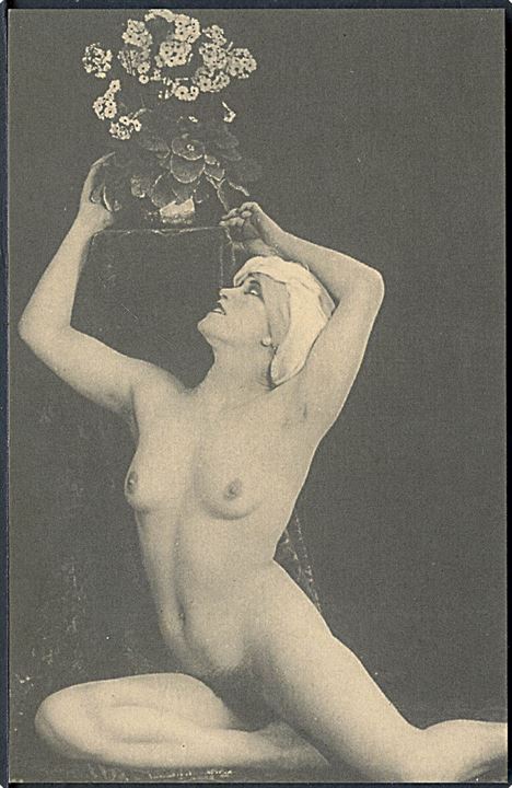 Erotisk postkort. Nøgen kvinde med blomster piedestal bag sig. U/no. 