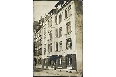 Bygnings Facade. Sted ukendt. Muligvis Flensborg. Fotokort no. 1345. 