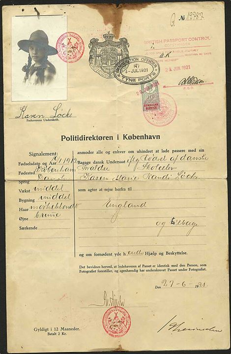 Komplet Pas med billede udstedt af Københavns Politi d. 27.6.1921 med britisk 10 sh. George V Consular Service mærke annulleret British Passport Office / Copenhagen. 