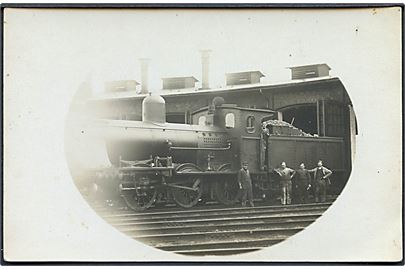 DSB lokomotiv Litra D no. 880 i remise. Bygget af The Baldwin Lokomotive Works, Philadelphia, USA i 1919 og anvendt af DSB i perioden 1919-1967. Fotokort u/no.
