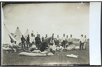 Soldater gruppe i teltlejr - antagelin Ejbylejren - under Sikringsstyrken. Fotokort u/no.
