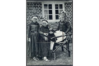 Fanø. Piger i nationaldragter. Prospekter fra Fanø. Boghandler Henry Christensen no. 4885. 