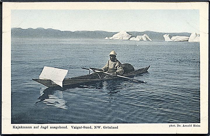 Kajakmand på jagt i Vaigat sund, Nordvestgrønland. Brunner & Co. serie 84D nr. 14. Foto Dr. Arnold Heim.