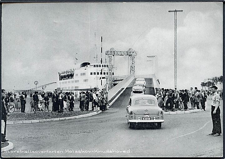 Storebæltsoverfarten Halsskov- Knudshoved. Biler på vej ombord på færgen. Stenders no. 97490. 