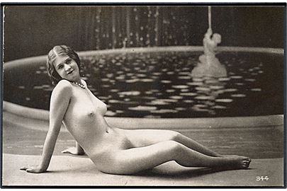 Erotisk postkort. Nøgen kvinde posere ved springvand. Nytryk Stampa PR no.  251.   