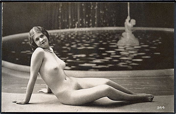 Erotisk postkort. Nøgen kvinde posere ved springvand. Nytryk Stampa PR no.  251.   