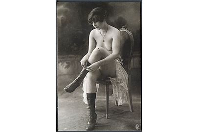 Erotisk postkort. Topløs kvinde ved at tage støvle på. Nytryk Stampa PR no. 174.   