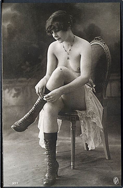 Erotisk postkort. Topløs kvinde ved at tage støvle på. Nytryk Stampa PR no. 174.   