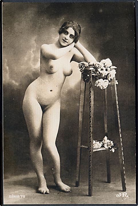Erotisk postkort. Nøgen kvinde ved piedestal. Nytryk Stampa PR no. 105.    