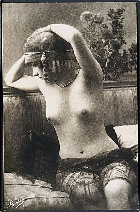 Erotisk postkort. Topløs kvinde sidder i sofa. Nytryk Stampa PR no. 84.    