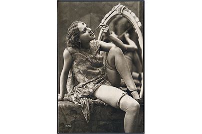 Erotisk postkort. Kvinde med cigaret posere ved spejl. Nytryk Stampa PR no. 5.    