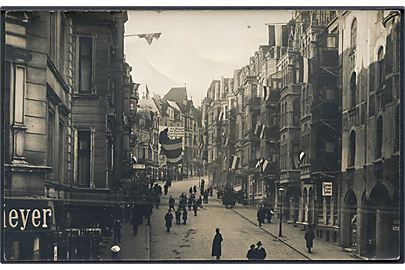 Genforening. Flensburg, flagsmykket gade med agitationsplakat d. 15.2.1920. Fotokort u/no.