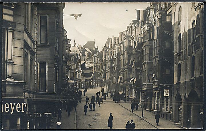 Genforening. Flensburg, flagsmykket gade med agitationsplakat d. 15.2.1920. Fotokort u/no.