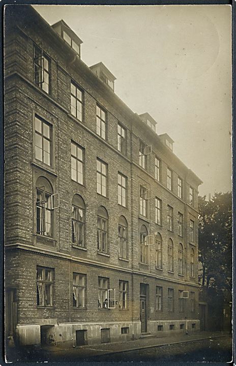 Købh., Schønbergsgade 15 på Frederiksberg. Fotokort u/no. Den fireetages beboelsesejendom i nr. 15 blev opført i 1857 efter tegninger af Harald Conrad Stilling. Den blev fredet i 1977.