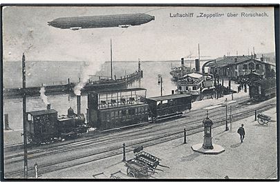 Luftskibet Zeppelin over Rorschach. Lokomotiv og vogne ved havnen. G. Metz u/no. 