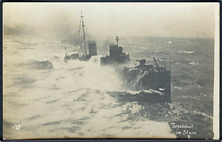 Ufrankeret feltpostkort (Torpedobåd i stormvejr) fra sømand ombord på slagskibet SMS Thüringen i Wilhelmshaven d. 15.10.1914 til Apenrade (Åbenrå). Violet Briefstempel: Kaiserlische Marine / Kommando SMS Thüringen. 