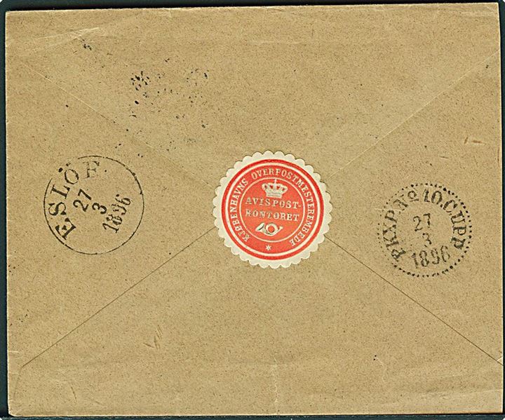 Ufrankeret brev påskrevet “Avissag” fra Kjøbenhavn d. 26.3.1896 til Eslöf, Sverige. På bagsiden lukkeoblat: Kjøbenhavns Overpostmesterembede Avispostkontoret.