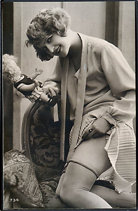 Erotisk postkort. Kvinder med dukke i hånden, poserer på stol. Nytryk Stampa PR no. 2. 