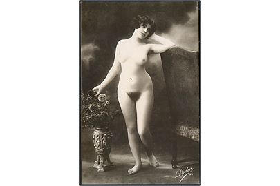 Erotisk postkort. Nøgen kvinde posere ved stol. Nytryk Stampa PR no. 23.