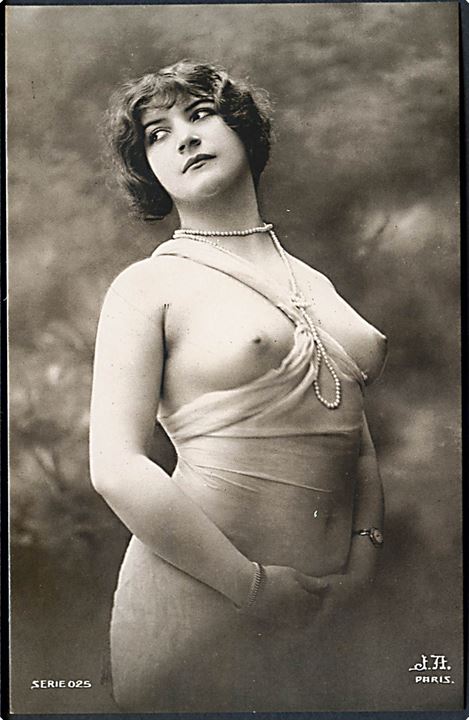 Erotisk postkort. Topløs kvinde med perler om halsen. Nytryk Stampa PR no. 72.